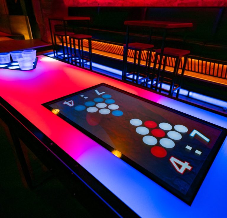 Bierpong Tisch mieten Interaktiver LED Bierpong Tisch mieten für Firmenfeier, Hochzeit und Party
